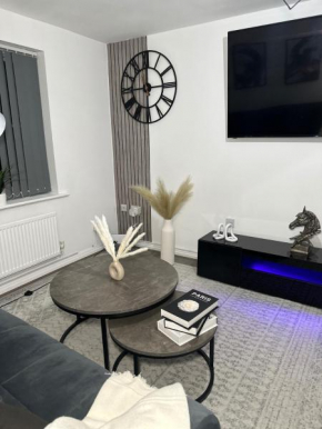 3 Bedroom House Close to City Centre Free Parking